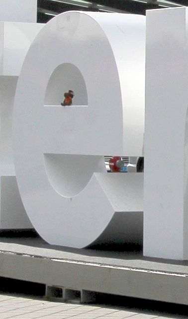 Cousin Moosee - the Superstar poses in the 'e' of Amsterdam